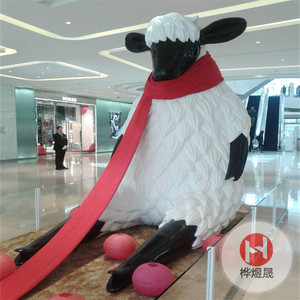 商场卡通羊橱窗展示