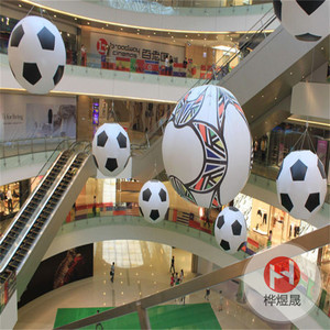 中庭悬挂足球装饰