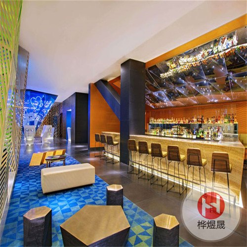 酒吧过道美陈装饰布置