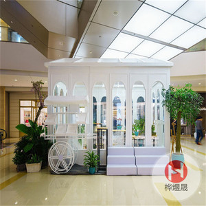 商场创意房子橱窗展示