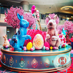 商场彩绘兔子橱窗展示